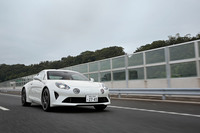 「A110プルミエールエディション」が0-100km/h加速に要する時間は4.5秒。最高速度は電子制御リミッターにより250km/hに制限される。