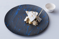 「“青と土色” 海草と土」。うどの花の天ぷらに砂糖をまぶしたものや、ふきの砂糖漬けなどを使ったデザート。