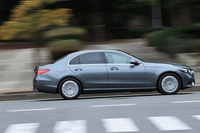 「C220d」のカタログ燃費は、「C200」の14.5km/リッターに対し18.5km/リッターとなっている(WLTCモード)。