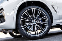 試乗車にはBMW Individual Vスポーク・スタイリング7261と呼ばれる20本スポークデザインのホイールがオプションで装着されていた。