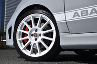 ホワイトの12本スポークアルミホイールは「595エッセエッセ」の専用アイテム。試乗車は205/40ZR17サイズの「ミシュラン・パイロットスポーツ3」タイヤを組み合わせていた。