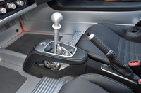 リンク機構がむき出しとなったシフトレバーが目を引く。ロータスでは「エクスポーズド ギアシフト メカニズム」と呼称する。