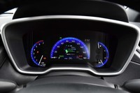 上級グレード「Z」のメーターパネルは、7インチのカラーインフォメーションディスプレイが備わるオプティトロンメーターとなる。