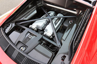 ドライサンプの5.2リッターV10自然吸気ユニットは、610psと560Nmを生み出す。