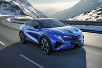 「アルピーヌA390」は全長4615mmのミドルクラスSUVで、モーターをフロントに1つ、リアに2つ搭載する4WDだ。こちらは国内導入が明言されている。