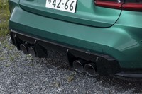 内部のフラップによって排気音を変化させられる「Mスポーツエキゾーストシステム」を採用。巨大なディフューザーはグロスブラックで仕立てられる。