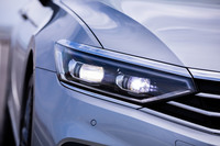 フロントカメラで対向車や先行車を検知し、ヘッドランプに内蔵された32個のLEDを個別に制御するヘッドライトシステム 「IQ.LIGHT(アイキューライト)」が「パサート」全モデルに標準装備されている。