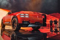 来場者にスマートフォンを向けられる、センチュリーのコンセプトモデル。