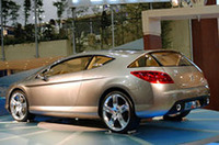 プジョーの次期「4シリーズ」を予告する「407エリクシール」。「406」までの、ピニンファリーナによる端正な姿はがらっと変わって、アグレッシヴな顔つきが印象的だ。フランクフルトショーにデビューしたコンセプトカーは、3ドアハッチバック(あるいはステーションワゴン)での提案だが、セダン/クーペ/ワゴンと三つの姿が込められているという。フロントマスクの大きなインテーク、一層つり上がってきた眼、グリルから独立した大きなエンブレムなどが特徴。強く傾斜したウィンドシールドから、スポイラーおよびロールバー風デザインのルーフ後端部まで、巨大なガラスサンルーフとなる。リアウィンドウは、クォーターパネルまで回り込む。
【スペック】
全長×全幅×全高=4734×1920×1400mm/ホイールベース=2725mm/トレッド前=1646mm/トレッド後=1684mm