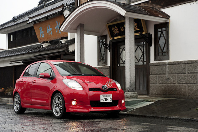 【スペック】全長×全幅×全高=3800×1695×1505mm/ホイールベース=2460mm/車重=1070kg/駆動方式=FF/1.5リッター 直列4気筒DOHCターボ(150ps/6000rpm、20.0kgm/4800rpm)/価格=221万5500円(テスト車=296万2050円/HDDナビゲーションシステム=25万9350円/ヘリカルLSD=3万1500円/スマートエントリー&スタートシステム=4万950円/フロントバンパースポイラー=3万7800円/インテリアパネルセット=2万5200円/マスターキット(3連メーターキット、専用本革ステアリング、センターマフラーガーニッシュ、センタースポーツマフラー、スポーツパッド、17インチアルミホイール&タイヤセット)=34万7550円/エアバルブキャップ=4200円)