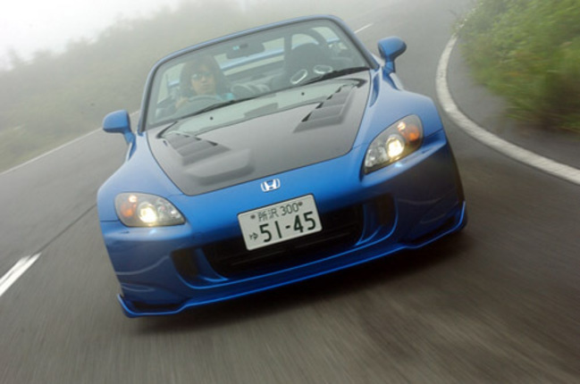 【スペック】ホンダS2000 タイプV(ベース車):全長×全幅×全高=4135×1750×1285mm/ホイールベース=2400mm/車重=1270kg/駆動方式=FR/2.2リッター直4DOHC16バルブ(242ps/7800rpm、22.5kgm/6500-7500rpm)