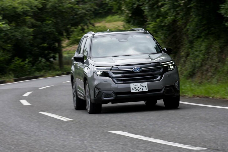 「S:HEV」モデルのカタログ燃費は「プレミアム」が18.4km/リッター、「X-BREAK」が18.8km/リッター。ライバルのミドルクラスSUVと比較すると、トヨタのハイブリッド四駆には一歩ゆずるが、「日産エクストレイル」の「e-4ORCE」車とは同等か、こちらのほうがちょっと上、といった具合だ。(いずれもWLTCモード)