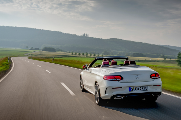 カブリオレモデルで7月から日本に導入予定なのは、「C200」「C200 4MATIC」「C200d」「AMG C43 4MATIC」。写真は「C300」。