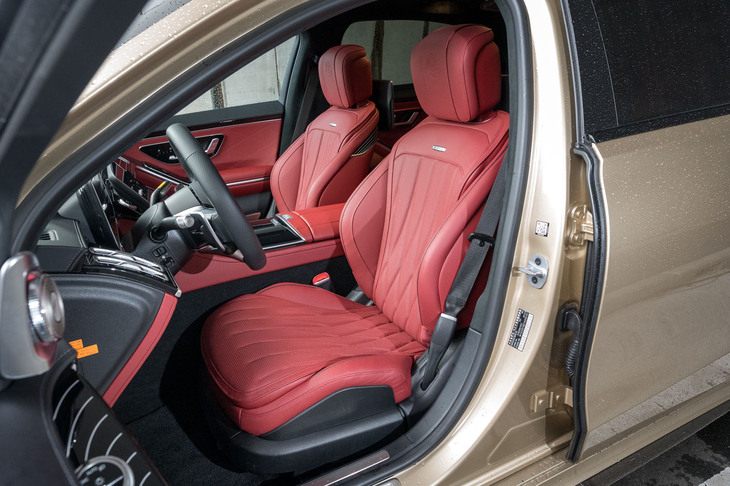 シート表皮はナッパレザーで、AMG専用のダイヤモンドステッチを採用。各席のヘッドレストにはAMGのエンブレムをエンボス加工であしらっており、また前席のバックレストにはAMGのバッジも装着している。