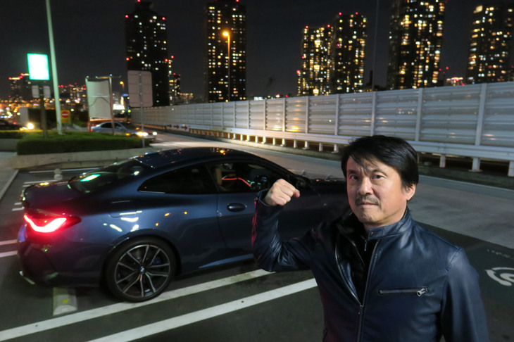 平日夜の首都高試乗に、デカ鼻の「BMW M440i xDriveクーペ」で出動。いつものように辰巳PAでポーズを決めてみた。