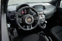 ハンドル位置は左右のいずれかを選択可能。フルオートエアコンや、携帯端末との連携機能を備えたインフォテインメントシステム「Uconnect」などが標準で備わる。