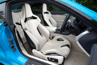 軽量・高剛性で座り心地やホールド性にも優れる「Mカーボンバケットシート」。同シートを選択すると、ランバーサポートやアクティブベンチレーション機能は非搭載となる。