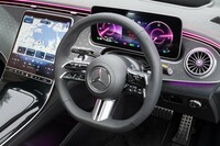 横スポークが上下2分割のステアリングホイールは「AMGラインパッケージ」に含まれている。スポークはかなり太い。