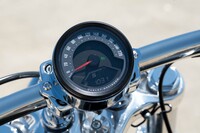 メーターは小さな液晶タイプから、4インチ・丸型のアナログタイプに変更。下部には残燃料やライディングモードなどを表示する、LCDディスプレイが備わる。