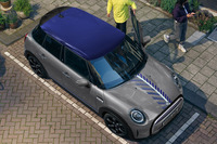 ルーフには「ブリックレーンエディション」専用ペイントとなる「サンマリノブルー」が採用されている。