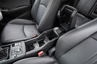 新たに採用されたセンターアームレスト。その下の収納ボックスはドリンクホルダー(2本分)としても使えるようになっている。