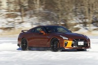 氷上でも、その走行性能の高さが光っていた「GT-Rプレミアムエディション」。前後の重量バランスに優れたトランスアクスル方式の4WDシステムで、タイヤのグリップ力を最大限に発揮する。