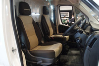 運転席および助手席には、180度回転するキャプテンシートが採用されている。