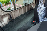 こちらは前後長175mmを誇る「ジャンボ」のシート裏収納。このスペースを照らすための専用ルームランプも用意されている。