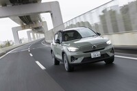 「XC40リチャージ アルティメット ツインモーター」は前後のモーターを合わせて最高出力408PSを発生。全長4500mm足らずのボディーにこのパワーは強烈だ。