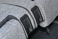 スライドレバーはシートの中央に配置。レバーに穴をあけ、よりつかみやすい形状としている。(写真:webCG)