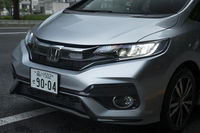 「フィット ハイブリッドS」には、光沢のあるブラック塗装が施された「スポーツバンパー」が装着される。