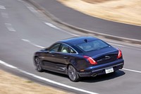 「XJ50」のベースとされた2019年モデルでは、全車に自動緊急ブレーキを標準装備。安全機能も進化を遂げている。