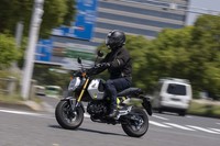 燃料タンクの容量は6.0リッター。68.5km/リッターというWMTCモード燃費を考慮すると、400km以上の航続距離が見込める。