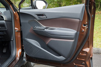 インテリアでは、天井やドアの内張りなど、各所にダイヤ形の模様が施されている。