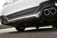 “門構え”が個性を主張する「リアバンパースポイラー」。