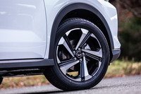 ハイブリッドモデルには、17インチサイズの専用デザインホイールが標準で装備される。タイヤは195/60R17サイズの「ダンロップ・エナセーブEC300+」を組み合わせていた。