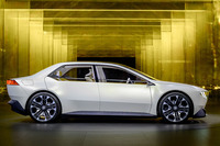 渕野「セダンのほうも、クルマの前後とサイドとで、ピークがずれているんですが……」
ほった「前後のバンパーに、ドアのキャラクターを受けるラインが通ってますね」
渕野「それに、フロントから徐々に変化しながらサイドにつながっていくデザインなので、そんなに気にならないんですよ」