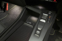 エンジンのスタート/ストップボタンやスイッチ式の小さなシフトセレクター、ドライブモード切り替えスイッチがドライバーサイドに配置されるセンターコンソール。これらの操作系のデザインは、いまやステランティスの各モデルでもおなじみとなったものだ。