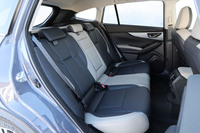 リアシートの左右に、温度を2段階で調整できるヒーターを内蔵。背もたれには40:20:40の分割可倒機構が組み込まれている。いずれも標準装備とされるアイテムである。