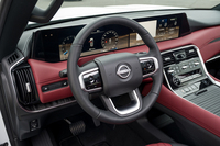 ステアリングホイールはきれいな正円型。タッチスイッチ式のステアリングスイッチは日産の国内向けラインナップでは見たことがない新機軸だ。