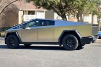 予定から2年遅れの2024年11月、イーロン・マスクは「サイバートラック」の納車を開始した。