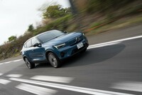 最高出力204PSの駆動用モーターを前後アクスルにそれぞれ搭載。0-100km/h加速のタイムは4.7秒を誇る。