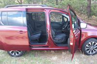 フロントドアとリアの手動式スライドドアを開けた様子。車高が高く、乗り降りしやすいのも歴代「カングー」に共通する魅力である。ボディーサイズは全長×全幅×全高=4490×1860×1860mm。