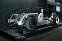 ボディーについては軽量・低床を徹底するほか、旋回時に“よじれる”ことでタイヤのトラクションを高める、独自の設計を導入。衝突安全にも新技術を取り入れており、オフセット衝突時には、衝突エネルギーを回転方向の力に変えていなす構造を取り入れている。