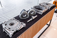 「8C」型1ローターエンジンの構成部品。写真手前の大きなローターが8C型用、その奥の小さいものが2ローターの13B型用。ローターに合わせてハウジングも8C型のほうがひとまわり以上大きくなっている。