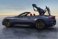 電動ソフトトップの開閉に要する時間はそれぞれ約15秒。タッチパネルをスワイプ&ホールドすることで簡単に操作できる。