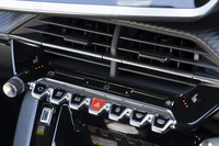 ダッシュボードに並んだ鍵盤状のスイッチ類は従来どおりだが、その奥に新しいインフォテインメントシステム用のホームボタンなどのスペースをねん出している。