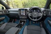 縦型のセンターディスプレイを中心としたインテリアは既存のボルボ車でもおなじみの眺め。インテリアカラーはチャコールのみの設定。