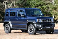 インドではマルチスズキの高級車販売チャンネル「ネクサ」で取り扱われる「ジムニー」。「ノマド」専用色の「セレスティアルブルーパールメタリック」は、かの地では「ネクサブルー」と呼ばれ、同販売店および取り扱い車種のイメージカラーとなっている。