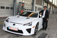 「LFA」のプロトタイプと、同車の開発を主導したチーフエンジニアの棚橋晴彦。